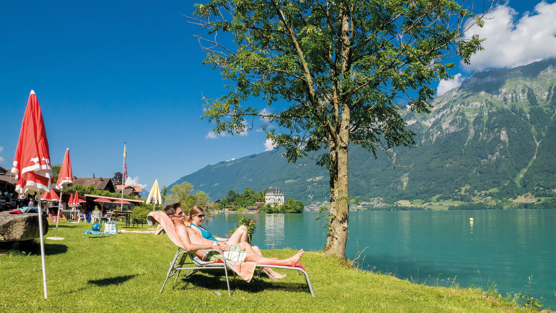 iseltwald-strandbad-sommer-entspannung-bergkulisse.jpg